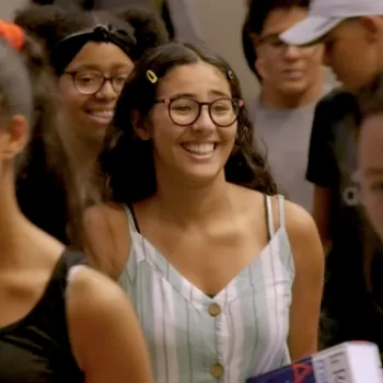 Une jeune femme souriante